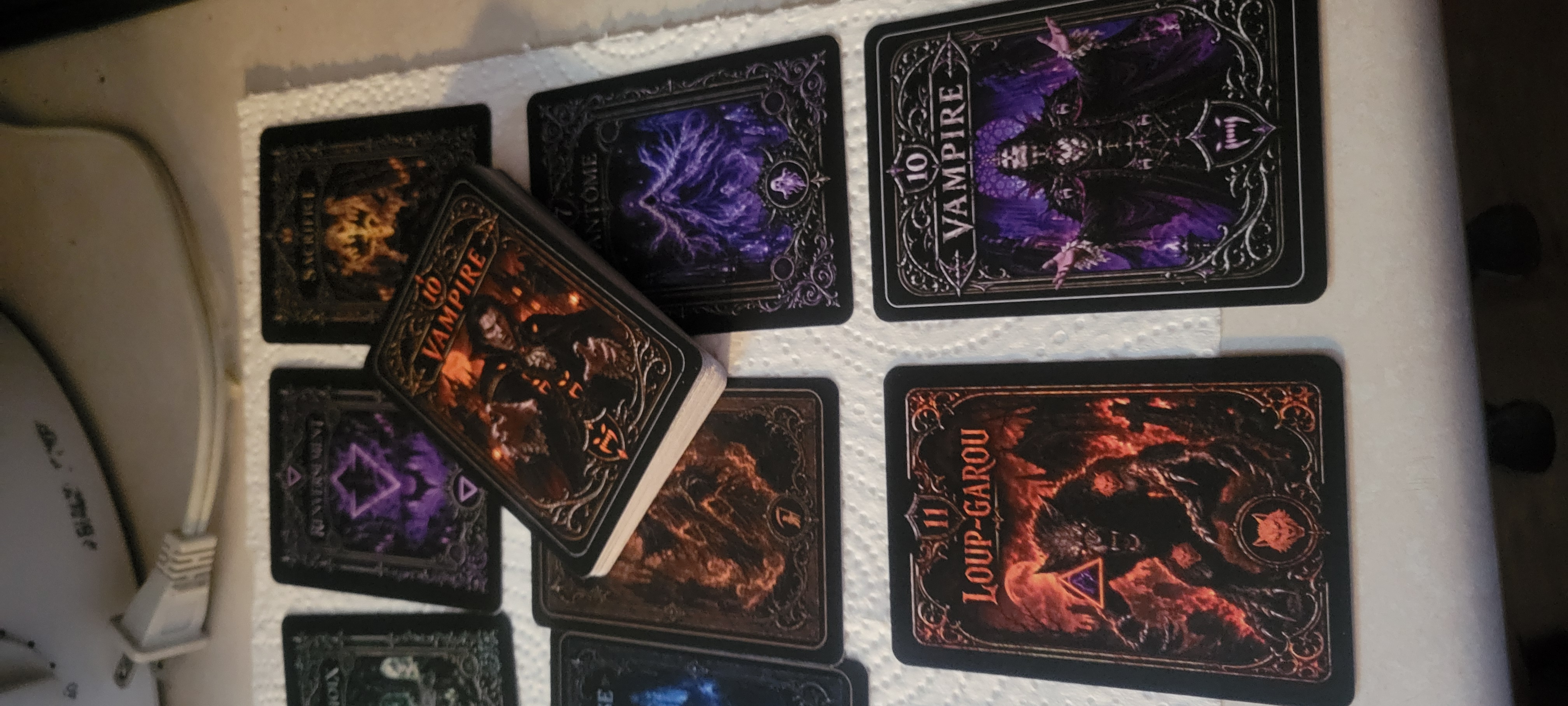 Les cartes physiques Maudit Halloween reçues par Stéphane : un paquet de cartes et les illustrations du Vampire, du Fantôme et du Loup-garou.